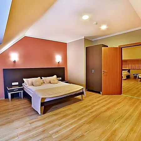 Szálloda The Hera Premium 4*